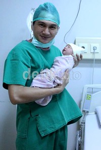 Rona bahagia terpancar jelas dari wajah mantan vokalis band Drive itu.