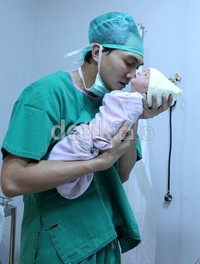 Anji mencium bayinya.
