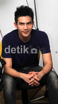 Jonathan Frizzy atau yang akrab disapa Ijonk tampil casual dengan kaos birunya. Gus Mun/detikHOT.