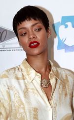Rihanna Bergaya dengan Piama