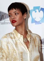 Rihanna Bergaya dengan Piama