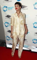 Rihanna Bergaya dengan Piama