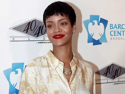 Rihanna Bergaya dengan Piama