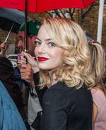 Emma Stone Tampil Elegan & Mempesona