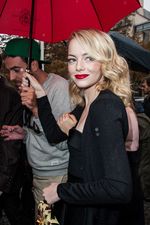 Emma Stone Tampil Elegan & Mempesona