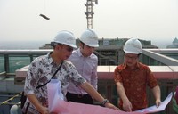 Budhi Gozali (Direktur St. Moritz Penthouses & Residences) sedang memberikan penjelasan kepada Joe Christian (General Manager St. Moritz Penthouses & Residences) dan Lukito (Project Manager The New Royal Suite Tower St. Moritz) saat pelaksaaan topping off menara apartemen The New Royal Suite Tower,  Rabu 3 Oktober 2012.