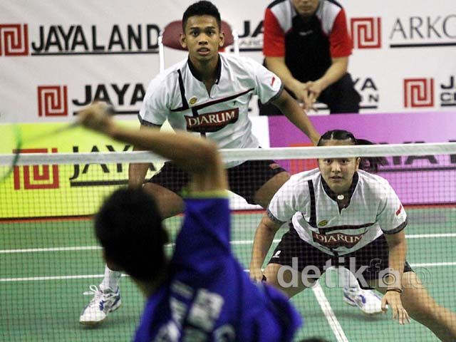 Edi-Melati Gilas Pasangan Hidayat-Widya Tiffany