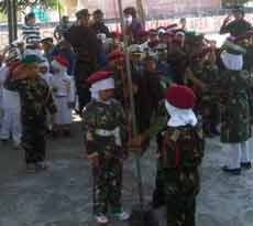 Saat Siswa TK Menggelar Upacara Bendera Peringati HUT TNI