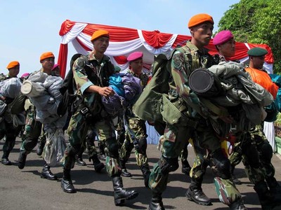 Upacara HUT ke-67 TNI di Surabaya