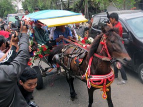 Daday-Deddy Dores Datang ke KPU Jabar Pakai Delman