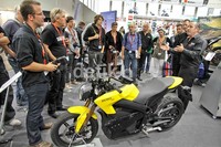 Tidak hanya motor konvensional, motor bertenaga listrik dan ramah lingkungan Zero juga hadir di Intermot. Di sana mereka menampilkan motor listrik Zero S. Tenaga yang dihasilkan dari motor tersebut lewat baterai listrik bertenaga 11.4-kwh. (Dok Intermot).