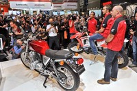 Honda CB1100. Setelah 5 tahun sejak penampilan perdana di Tokyo Motor Show dan 3 tahun diproduksi dan dijual di Japan dan Australia, dan kini motor tersebut kembali ke Eropa. Motor tersebut diperkuat dengan mesin 4 silinder air-cooled DOHC yang sanggup melontarkan tenaga 108 Hp pada 8.500 RPM dan torsi 97 Nm pada 7.500 RPM. Dengan rangka almunium, bobot motor tersebut hanya 248 kg. (Dok Intermot).