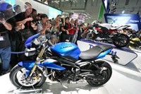 Triumph. Perusahaan yang terkenal dengan motor-motor besarnya ini mengawali debut di Intermot dengan menampilkan Street Triple dan Street Triple R 2013 lebih tegas. (Dok Intermot).