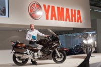 Yamaha FJR1300A 2013. Sejak kehadirannya pada since 2001, motor touring satu ini terus dipermak penampilannya oleh Yamaha. Motor yang mengusung mesin 1.298 cc DOHC inline, liquid-cooled itu telah diperbaiki di sektor throttle fly-by-wire, kontrol traksi, cruise control. Knalpot baru kini hanya dua catalytic converter, bukan empat untuk mengejar efisiensi. (Dok Intermot).