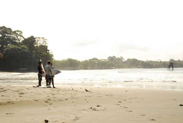 Ingin Berselancar di Akhir Pekan? Datang Saja ke Batu Karas