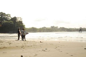 Ingin Berselancar di Akhir Pekan? Datang Saja ke Batu Karas