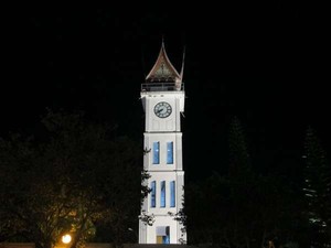 Tak Pernah Bosan Memandangi Jam Gadang