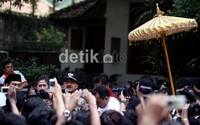 Setibanya dirumah di Jalan Teuku Umar, Foke disambut oleh ratusan pendukungnya.