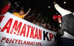 Massa Pro KPK Berjaga Hadapi Perlawanan Polri