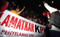 Para pendukung KPK menggelar spanduk dan meneriakan yel-yel di depan gedung KPK.