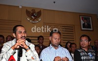 Berkaitan dengan kasus dugaan penembakan yang dilakukan Novel, Bambang juga menegaskan, rumah penyidik KPK itu didatangi anggota Densus 88. Penghuni rumah ditanyai asal usul rumah saudara Novel.