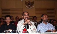 Sebelumnya pada Jumat (5/10/2012) malam, Direskrim Polda Bengkulu Kombes Dedi Irianto datang membawa surat penangkapan dan penggeledahan. Novel disangka melakukan penganiayaan dan dikenakan pasal 351 ayat 1 dan 3.
