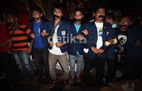 Massa membuat pagar betis dan melakukan aksi damai.