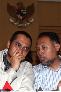 Puluhan orang langsung memberi dukungan moril kepada KPK untuk terus mengungkap korupsi di tubuh Polri.