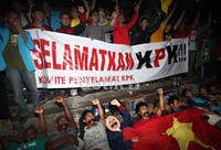 Mereka mengutuk tindakan Polri terkait insiden upaya jemput paksa Kompol Baswedan. Pendukung KPK berjaga hingga dini hari menghadapi kepungan Polri.