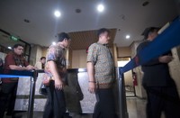 Belasan Provost sejak malam tadi menyatroni Gedung KPK. Target mereka adalah membawa salah satu penyidik senior di KPK bernama Novel Baswedan. ANTARA/Rosa Panggabean.