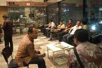 Sebuah surat yang bakal dijadikan landasan provost membawa Novel sudah dibawa. Namun karena tidak kunjung diperbolehkan naik ke atas Gedung KPK, provost itu masih saja berada di dalam lobi. ANTARA/Rosa Panggabean.