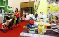 Pengunjung tengah melihat karya patung hiasan khas tardisional Betawi, pada pameran Expo dan Awards Gelar Puncak Karya Kesetiakawanan Sosial.