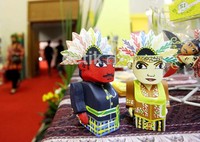 Sehari satu pengrajin bisa membuat 20 hiasan patung kecil khas tradisional Betawi.