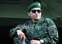 Gading Marten terlihat gagah memakai seragam tentara saat nge-host acara musik Inbox di Monumen Nasional, Sabtu (6/10/2012). Gus Mun/detikHOT.