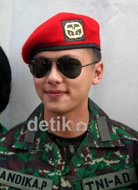 Host Inbox lainnya, Andhika Pratama juga terlihat memakai seragam tentara. Gus Mun/detikHOT.