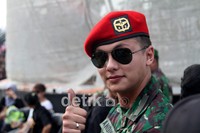Andhika juga terlihat gagah dengan menambahkan kacamata hitam dengan seragam tentaranya. Gus Mun/detikHOT.
