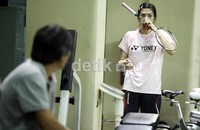Adriyanti Firdasari ditemani kedua orang tuanya saat berlatih di Pusat Latihan Pelatnas Cipayung.