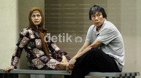 Kedua orang tua Adriyanti Firdasari melihat dan memantau anaknya saat berlatih dari pinggir lapangan.