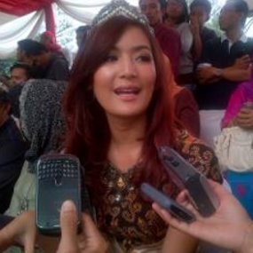 Puteri Indonesia 2011: KPK dan Polri Berdamailah!