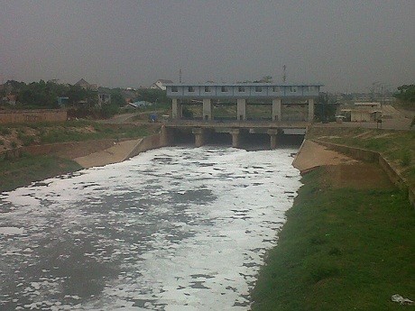 Busa Putih Penuhi Kanal Banjir Timur
