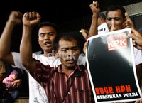 Sambil mengepalkan tangan mereka berorasi di depan gedung KPK. (Ramses/detikcom).