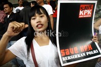 Massa yang berjumlah 12 orang itu juga membawa poster-poster. (Ramses/detikcom).