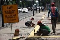 Sejumlah pekerja memperbaiki pedestrian di sepanjang Jalan Sudirman, Jakarta. (Ramses/detikcom).