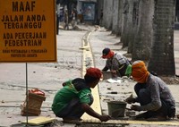 Untuk menghormati penguna jalan, pekerja memasang plang Maaf Jalan Anda Terganggu. (Ramses/detikcom).