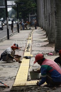Perbaikan tersebut untuk memberikan kenyamanan para pejalan kaki yang melintas di Jalan Sudirman, Jakarta. (Ramses/detikcom).