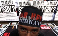 Massa menggunakan ikat kepala hitam bertuliskan Save KPK.