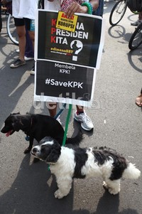 Sejumlah poster mereka bawa, salah satunya bertuliskan Kemana Presiden Kita.