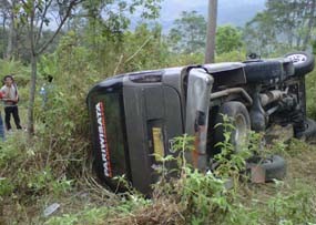 Isuzu Elf Terguling di Lereng Gunung Welirang, 4 Orang Luka