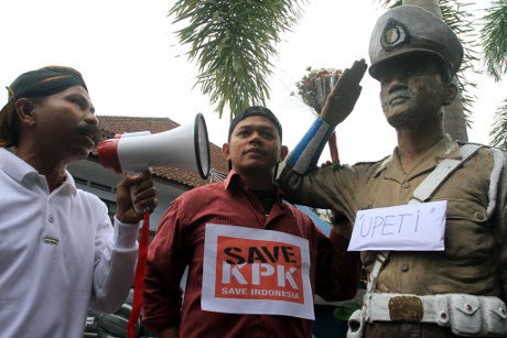 Jadi Sasaran Demo Dukung KPK, Patung Polisi di Banyumas Dipindahkan Jadi Sasaran Demo Dukung KPK, Patung Polisi di Banyumas Dipindahkan