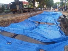Tergerus Air Sungai, Jalan Dekat Kantor Gubernur Kaltim Amblas 3 Meter